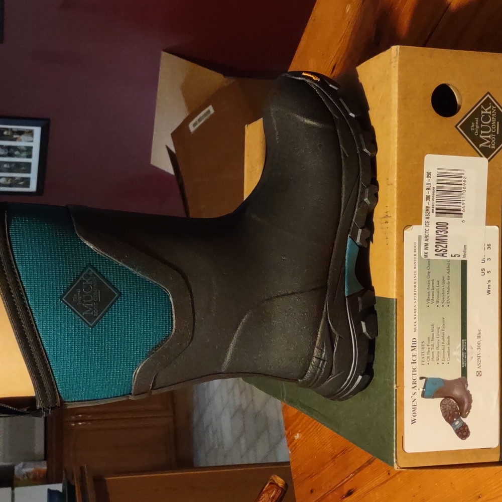 New in box women's arctic ice mid muck boots sz 5